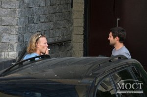 Виталия Денисова застукали курящим рядом с Денисом Кулаковым